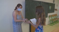 S rouškou, dezinfekcí a na střídačku. První žáci si vyzvedli vysvědčení