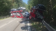Kamion převážející auta se srazil s dodávkou. Jeden řidič nepřežil
