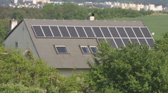 Solární panely by mohly být už brzy povinné. Týkat se to má i obytných budov