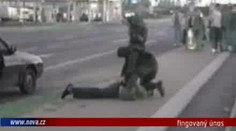VIDEO: Drsný únos na zastávce byl jen hra