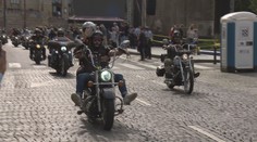 Stovky motorkářů ovládly ulice Prahy. Nechyběla ani spanilá jízda