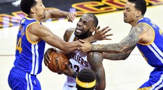 LeBron přepisoval historii! Cleveland díky němu udržel naději