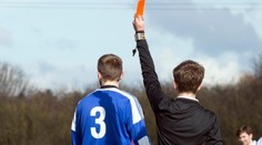 Fotbalista dostal červenou. Napadl kvůli ní rozhodčího a ten zemřel!