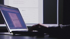 Facebook, Google i Twitter budou bojovat proti dezinformacím. Pomoci má nový kodex