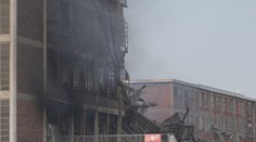 Zničená budova v baťovském areálu měla projít opravou. Riziko dalšího zhroucení trvá