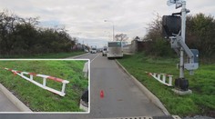 Řidič autobusu vezl děti. Vjel na koleje, k přejezdu se řítil vlak!