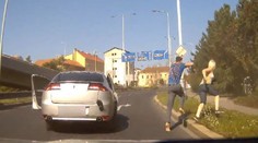 Zfetovaný řidič se řítil Prahou: Zranil dvě malé děti! VIDEO
