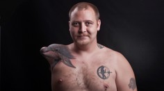 Frajer si nechal z pahýlu udělat delfína