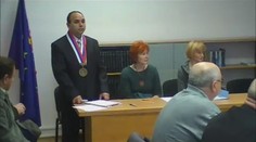 Starosta Rom skládá slib. A lidé se baví jeho blekotáním. VIDEA