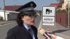 Strážníci zase měří rychlost. Nové značky ale mají jen někde