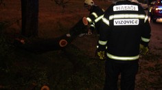 Tři hasiče při práci trefil blesk! Bouřky hrozí v celém Česku!
