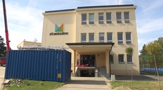 Žáci usednou do lavic v kontejnerech. Školní budově v Mukařově hrozí demolice