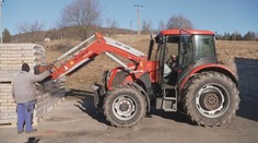 Povodně Heřmanovice připravily o dřevo. Neziskovky a firmy jim vozí brikety