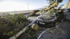 Evropu pustoší extrémní počasí. Hurikán a povodně zabily už 23 lidí