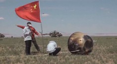 Čínská mise hlásí úspěch. Sondě se podařilo přivézt z Měsíce vzorky