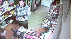 PÁTRÁNÍ: Policie hledá lupiče. V Praze přepadl benzínku