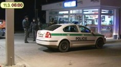 Muž s pistolí přepadl čerpací stanici, obsluhu dvakrát udeřil do hlavy