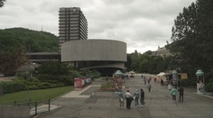 Karlovy Vary chtějí přejmenovat prostor před Thermalem. Hold má vzdát Bartoškovi