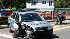 Nepozorný řidič sejmul policejní auto s majáky!