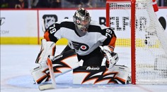 Brankář Philadelphie byl nachytán. Obránce jej překonal z poloviny hřiště