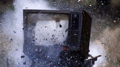 Dítě pustilo televizi. Výbuch vyhnal z domu 35 lidí