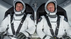 Crew Dragon se připojila k ISS. Astronauti vstoupili na stanici