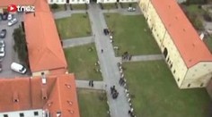 Kočkův pohřeb LETECKY: Zhroucená matka a luxusní auta