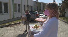 Učitelky pomohly záchranářům a lékařům: Upekly plná auta dobrot