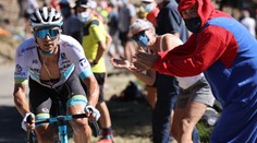 Únik a životní triumf pro kazašského cyklistu, žlutý trikot se neměnil