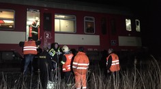 Stavební stroj se u Brna srazil s osobním vlakem, zemřel dělník