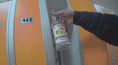 Žena s dítětem se opila v pražském bazénu. Odmítla se obléct a odejít