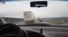 VIDEO: ŠÍLENEC v kamionu VYTLAČOVAL auta ze silnice!