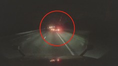 Brutální incident na dálnici: Řidič najel v plné rychlosti do motorkáře, ze záběrů mrazí