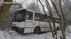 Na ledu a sněhu havaroval také POLICEJNÍ AUTOBUS! VIDEO