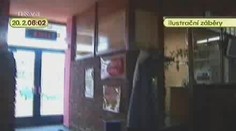 VIDEO: Strážník s kamarádem vymetl hospodu