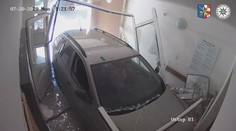 Řidiči se asi pomátli! S autem vjel do paneláku, další lovil vůz z řeky