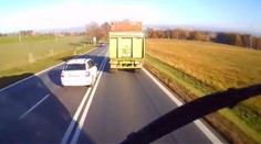 VIDEO: Nebezpečné předjíždění přes plnou čáru. K tragédii chybělo málo