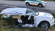 Srážka s kamionem roztrhla auto na dvě části. Řidič jako zázrakem přežil