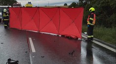 Tragická smrt motorkáře. Stroj po srážce s náklaďákem začal hořet