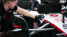 Nažhavte motory, týmy F1 odhalují své skvosty. Jako první outsider