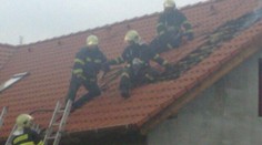 Muže z Prahy vyděsily černé fleky na střeše domu. Hasiči se nestačili divit