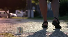 V Polsku "pršely" peníze. Bankovky na ulici lidé sesbírali, hrozí jim trest