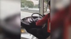 NESKUTEČNÉ VIDEO: Řidič autobusu si za jízdy stříhal nehty!