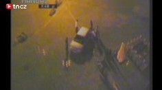 Policejní kamera: mladíci odnesli auto