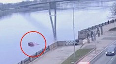 VIDEO: Auto odcouvalo přes rušnou silnici přímo do řeky. Řidič udělal zásadní chybu