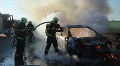 Nehoda 4 aut zablokovala Pražský okruh. Dva vozy shořely! VIDEO