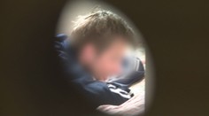 Psychopat se zabarikádoval v bytě. Policie ho sledovala kukátkem
