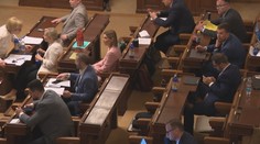 Vládní koalice navrhla zmrazit platy poslanců. Snižte náhrady, radí opozice