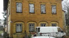 Chlapeček (3) vypadl z okna ve Cvikově! Chytil ho muž, který šel okolo