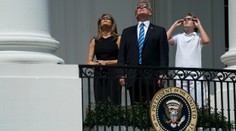 Úplné zatmění Slunce okouzlilo svět! Díval se i Trump s rodinou